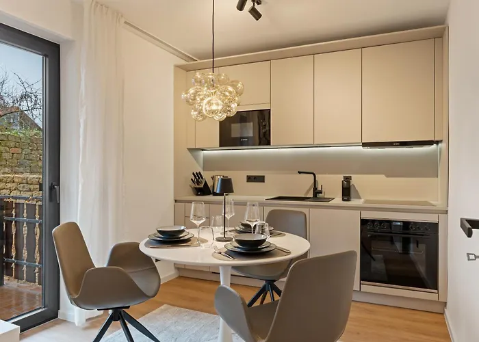 Apartamento 1-2 Personen - Parkplatz - Fahrradgarage - Zentrum - Kueche - Balkon - Klima *